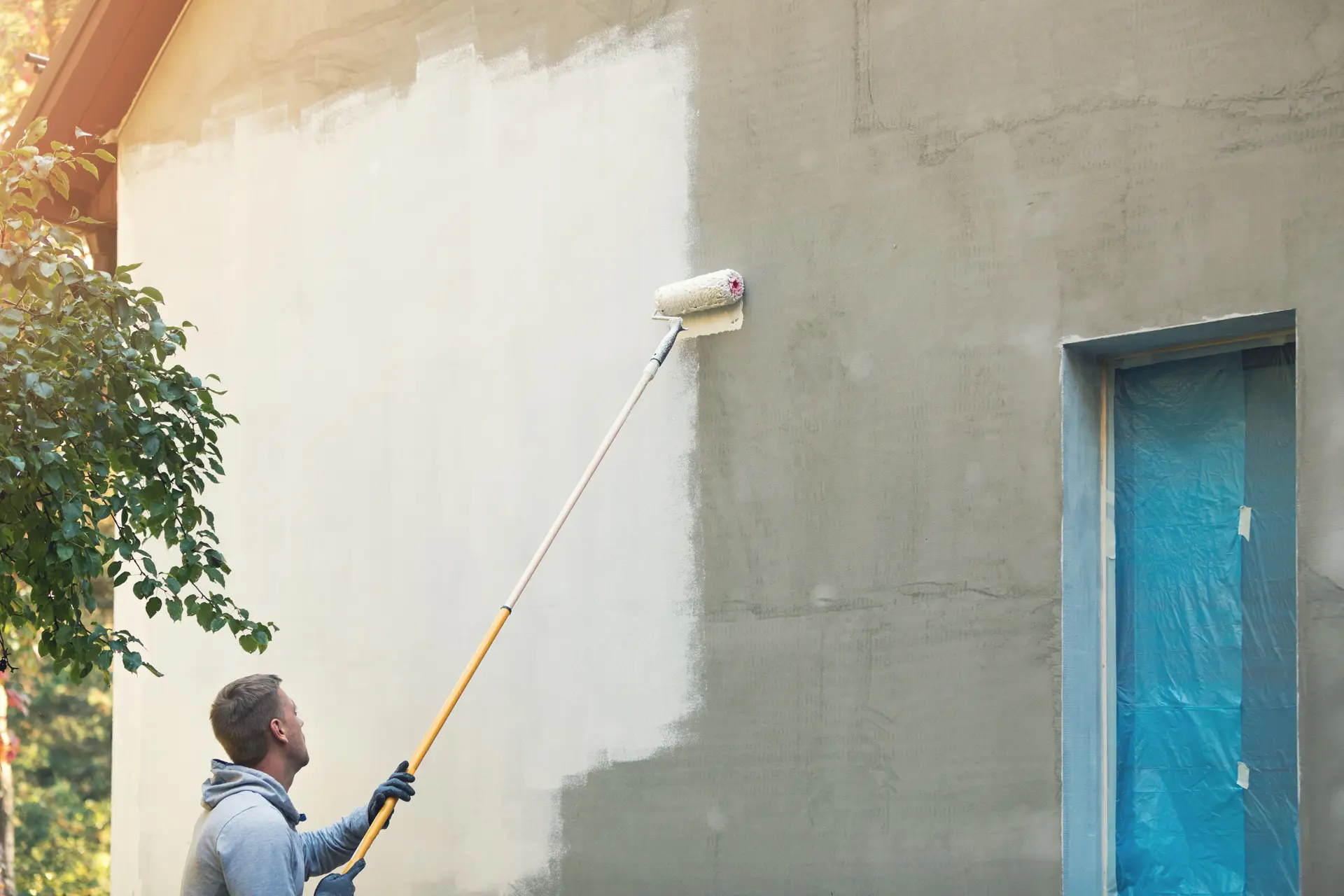 Pintor trabajando en una fachada en Santa Lucia